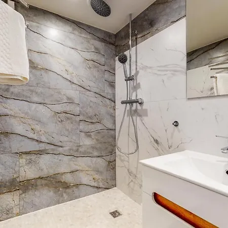 Place Aparthotel *